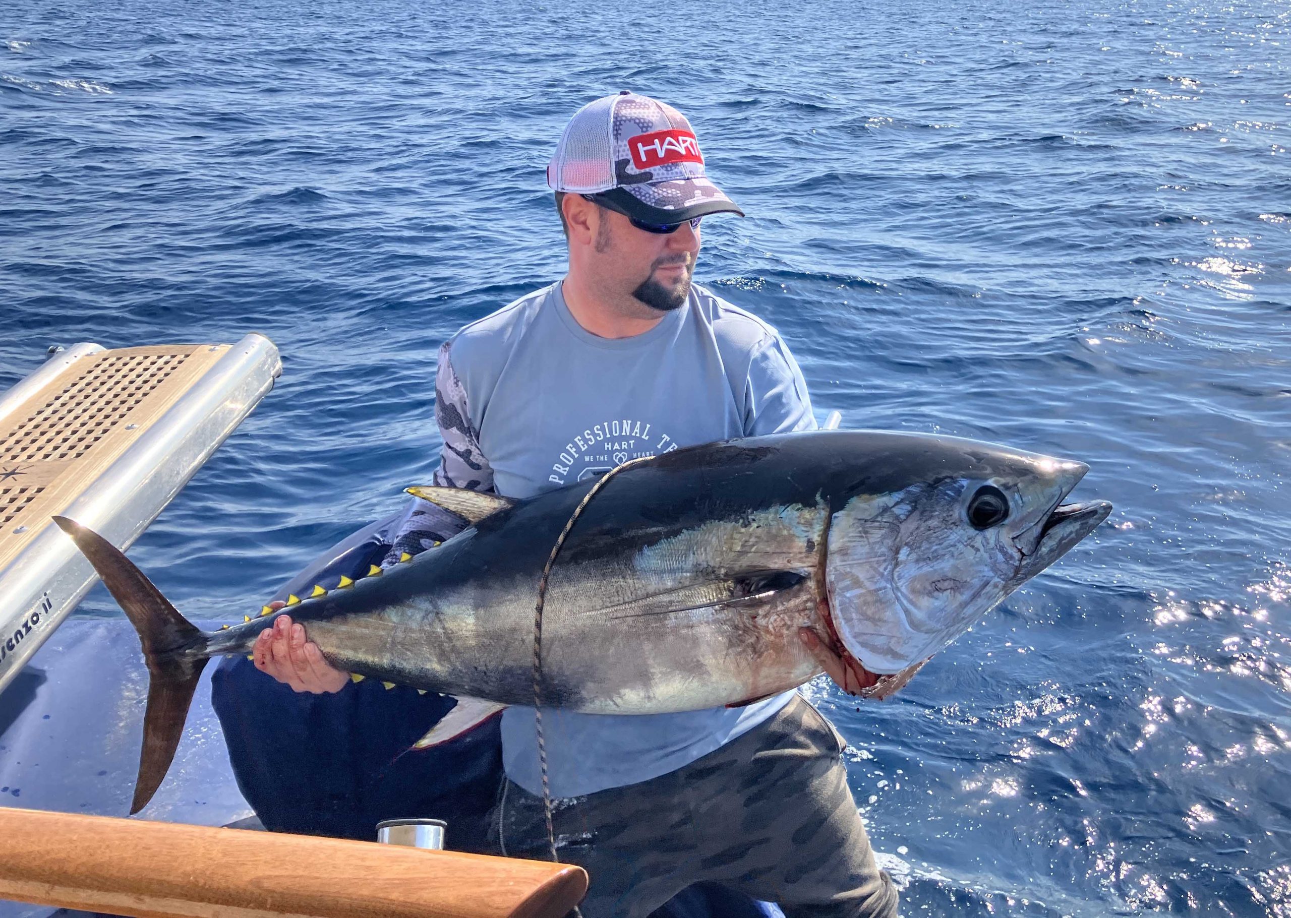 Riesen Tuna auf hoher See geangelt beim Big Game hochsee Ausflug